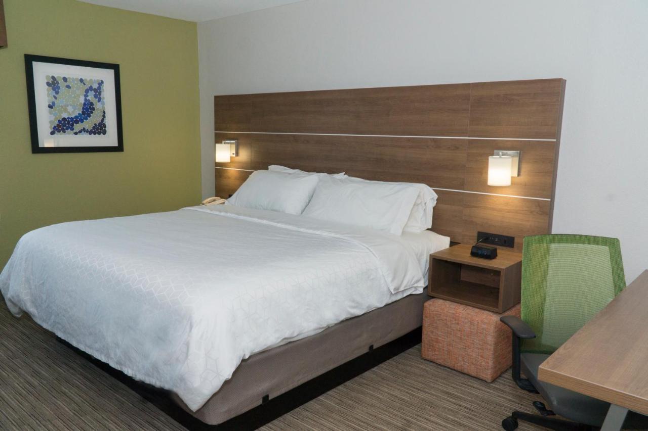 Holiday Inn Express Hotel & Suites Madison By Ihg Exterior foto