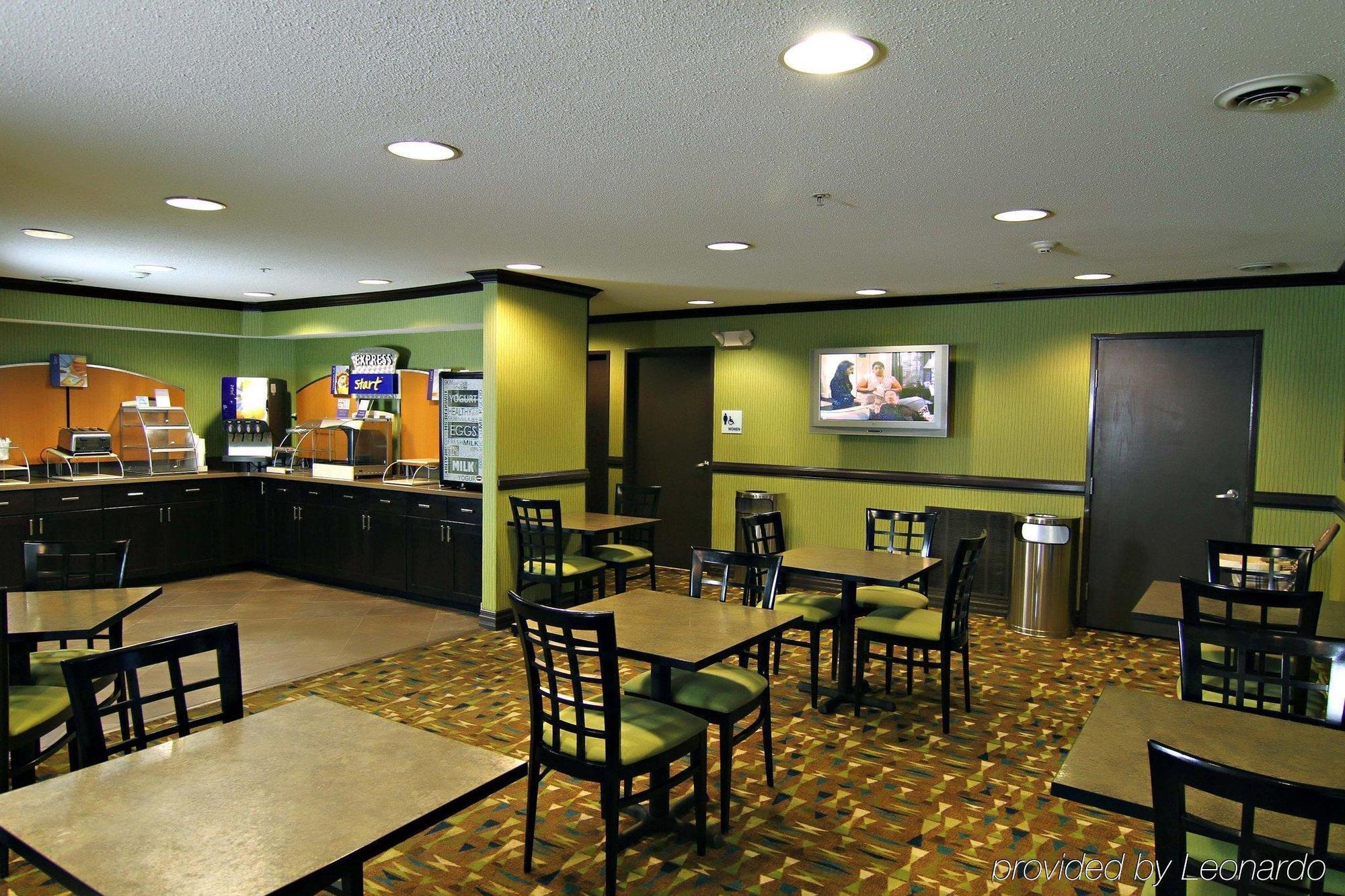 Holiday Inn Express Hotel & Suites Madison By Ihg Exterior foto